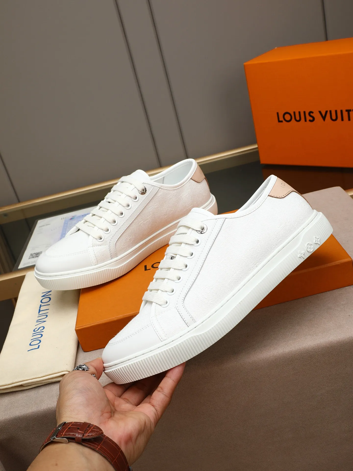 Men's Men's Shoes 💰440 𝐋𝐨𝐮𝐢𝐬 𝐕𝐮𝐢𝐭𝐭𝐨𝐧 𝟮𝟬𝟮𝟱/𝐬𝐬 Louis Vuitton's new spring and summer casual sports sneakers have a youthful atmosphere and are very youthful on the feet! Comfortable and light on the feet! The color is also very youthful! The upper is exclusively decorated with LV accessories! Make the whole shoe more flexible! The special electro-printed logo on the upper has a sense of design and is super recognizable! Beautiful and generous! ! It’s super easy to walk on! Specific denim surface material, sheepskin lining, original molded outsole Size: 38-44 (45 customized)